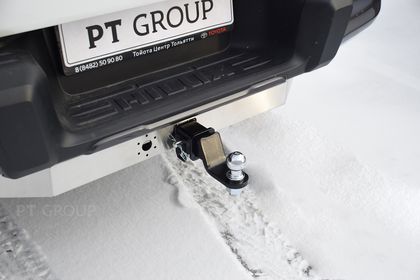 Фаркоп PT Group для Toyota Hilux VIII 2015-2021 с хромированной накладкой. Артикул 09121501