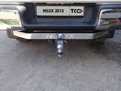 Фаркоп ТСС оцинкованный под американский квадрат для Toyota Hilux VIII 2015-2021 (вкл. Exclusive 2018-, вкл. Black Onyx 2020-) с накладкой из нержавеющей стали. Артикул TCU00023