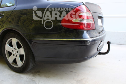 Фаркоп Aragon (быстросъемный крюк, вертикальное крепление) для Mercedes-Benz E-Класс W211 седан 2002-2009.. Артикул E4115BV